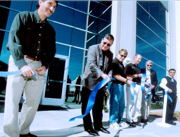 马克·丹克伯格和五名Viasat员工在新卡尔斯巴德前剪彩, CA campus