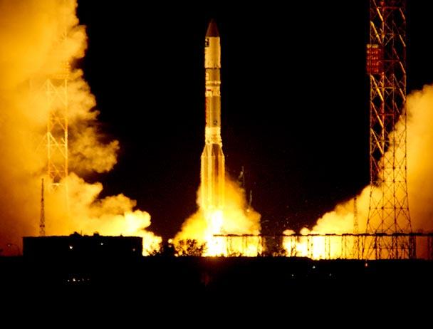 ViaSat-1从一个发射台发射到夜空